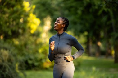 Parkta koşan Afrikalı Amerikalı kadın. Parkta koşan güzel siyah kadın..