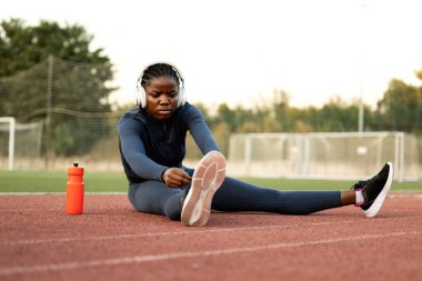 Profesyonel koşucu antrenmandan önce ısınıyor..
