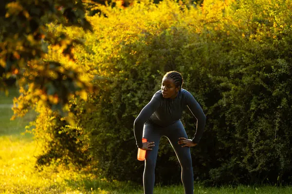 Motivasyonlu bayan sporcu dışarıda eğitime hazır..