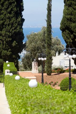 İsrail 'in Hayfa kentindeki Bahai Bahçeleri' nde. UNESCO Dünya Mirası 'na kutsal yerler ve Bahai İnancı' nın takipçileri için kutsal mekânlar ve hac merkezleri olarak atanmıştır.