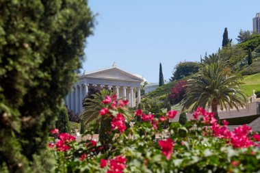 İsrail 'in Hayfa kentindeki Bahai Bahçeleri' nde. UNESCO Dünya Mirası 'na kutsal yerler ve Bahai İnancı' nın takipçileri için kutsal mekânlar ve hac merkezleri olarak atanmıştır.