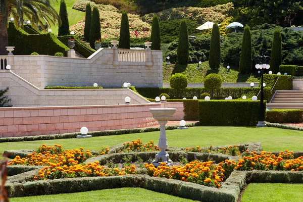 イスラエルのハイファ市のバハイ庭園の領土で ユネスコの世界遺産に登録されているバハイ信仰の信者の聖地巡礼地 — ストック写真