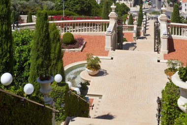 İsrail 'in Hayfa kentindeki Bahai Bahçeleri' nde. UNESCO Dünya Mirası 'na kutsal yerler ve Bahai İnancı' nın takipçileri için kutsal mekânlar ve hac merkezleri olarak atanmıştır.