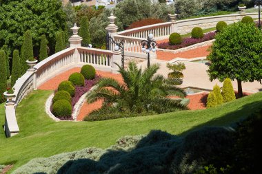 İsrail 'in Hayfa kentindeki Bahai Bahçeleri' nde. UNESCO Dünya Mirası 'na kutsal yerler ve Bahai İnancı' nın takipçileri için kutsal mekânlar ve hac merkezleri olarak atanmıştır.
