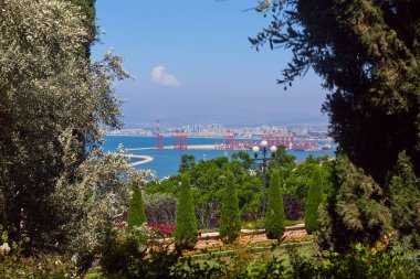 İsrail 'in Hayfa kentindeki Bahai Bahçeleri' nde. UNESCO Dünya Mirasları 'nın kutsal mekanları ve Bahai İnancı' nın takipçileri için kutsal mekânlar ve hac merkezleri olarak tanımlanmıştır.
