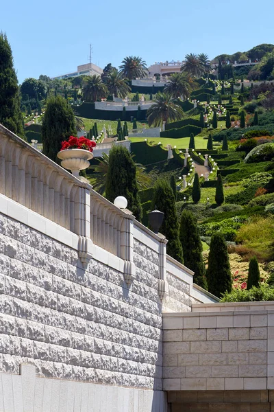 イスラエルのハイファ市のバハイ庭園の領土に ユネスコの世界遺産に登録されているバハイ信仰の信者の聖地巡礼地 — ストック写真
