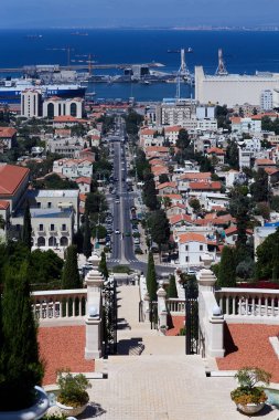 Bahai Gardens 'tan Hayfa, İsrail' deki Ben Gurion Caddesi 'ne. Alman kolonisi (Almanca: Haifa), Ben Gurion Bulvarı etrafında, Baha 'i Dünya Merkezi' nin bahçelerinin altında yer alır..