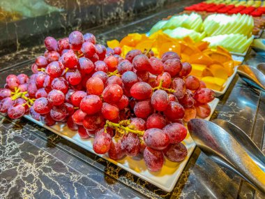 Kırmızı üzümler biyolojik olarak aktif maddeler, vitaminler ve mikroelementler bakımından zengindir. Vücudun genel olarak temizlenmesi ve yenilenmesi, kanserin önlenmesi ve kardiyovasküler hastalıkların önlenmesi.