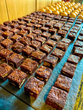 Amerikan brovnileri ve doğranmış cevizler. Nefis çikolatalı kareler. Brownie 'ler isimlerini 