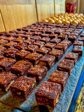 Amerikan brovnileri ve doğranmış cevizler. Nefis çikolatalı kareler. Brownie 'ler isimlerini 