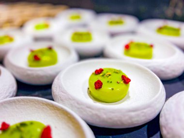 Krem şantili kremalı krema. Fıstıklı ve kurutulmuş ahudududu ile süslenmiş. Bir şenlik, parti ya da düğün organizasyonunda küçük tek ısırıklı keklere 