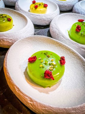 Krem şantili kremalı krema. Fıstıklı ve kurutulmuş ahudududu ile süslenmiş. Bir şenlik, parti ya da düğün organizasyonunda küçük tek ısırıklı keklere 