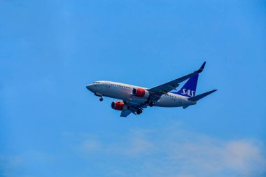 Santorini, Yunanistan - 09 Temmuz 2022: SAS uçağı havada uçuyor. SAS yeni ve yakıt tasarruflu uçaklar getiriyor ve Avrupa 'nın en modern filolarından birine sahip..