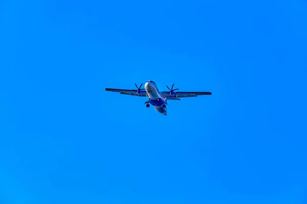 Santorini Griekenland Juli 2022 Het Vliegtuig Van Sky Express Vliegt — Stockfoto