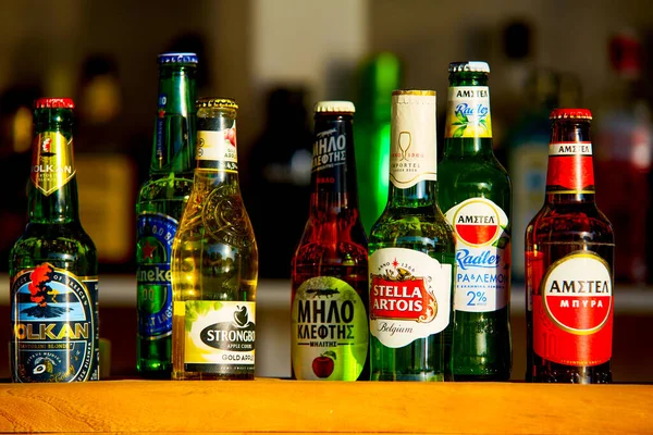 サントリーニ ギリシャ 2022年7月9日 カウンターのバーで異なるブランドのボトルのビール — ストック写真