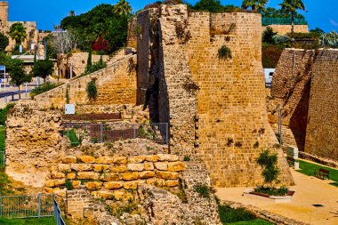 Acre 'deki kale. İnşaat 1785 yılında tamamlandı, El Cezzar döneminde. Kale Akko hükümdarlarının ikametgahı olarak hizmet vermekteydi, ayrıca silah ve hapishane deposu olarak da hizmet vermekteydi..