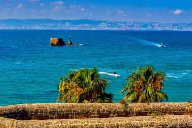 Sinek Kulesi, Sinek Kulesi ve Hayfa 'ya bakın. Antik Uçan Kule, özellikle denizden gelen yabancı saldırılara karşı Acre şehrini savunmak için ana nesnelerden biriydi.