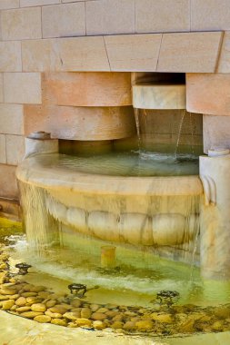 Hayfa, İsrail - 18 Haziran 2022: Hayfa 'daki Karmel Dağı' ndaki Bab Tapınağı, iki yıldan uzun bir süre sonra açıldı. İsrail 'in Hayfa kentindeki Bahai Bahçeleri' nde..