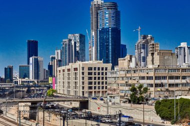 tel aviv, İsrail - 16 Haziran 2022: Arabalı yollar, tren yolları ve gökdelenler