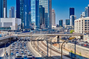 tel aviv, İsrail - 16 Haziran 2022: Arabalı yollar, tren yolları ve gökdelenler