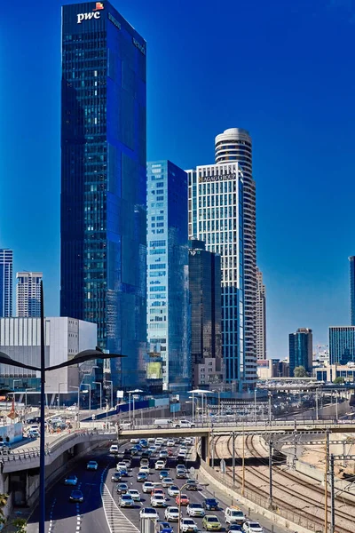 Tel Aviv Izrael 2022 Június Autók Vasúti Sínek Felhőkarcolók Útjai — Stock Fotó