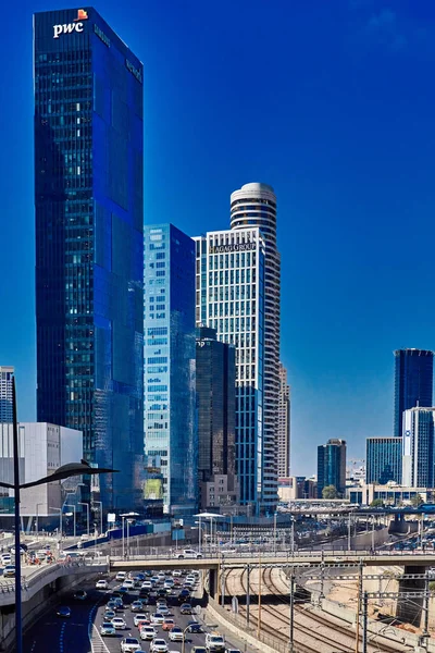 Tel Aviv Israël Juni 2022 Wegen Met Auto Spoorlijnen Wolkenkrabbers — Stockfoto
