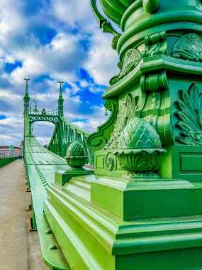 Budapeşte, Macaristan, 5 Şubat 2023: Budapeşte Çelik Özgürlük Köprüsü. Arka plandaki Gellert binasının tramvay izleri ve görüntüsü