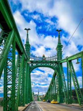 Budapeşte 'deki Çelik Özgürlük Köprüsü' nde. Arka plandaki Gellert binasının tramvay izleri ve görüntüsü