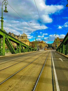 Budapeşte, Macaristan, 5 Şubat 2023: Budapeşte Çelik Özgürlük Köprüsü. Büyük Pazar Salonu 'nun tramvay rayları ve görüntüsü. Budapeşte' deki en büyük ve en eski kapalı alan pazarı.