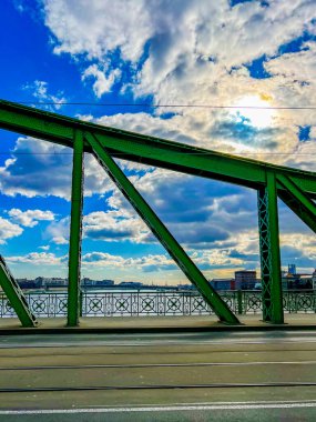 Budapeşte, Macaristan. Budapeşte 'deki Çelik Özgürlük Köprüsü' nün detayları. Tramvay izleri