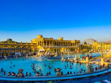 Budapesht, Macaristan - 08 Şubat 2023: Budapeşte 'de Secheni hamamı. Avrupa 'nın en büyüğü. Varosliget Parkı yakınlarındaki şehrin doğu kesiminde 1913 yılından beri faaliyet gösteriyor.