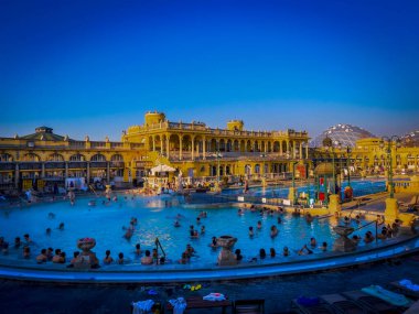 Budapesht, Macaristan - 08 Şubat 2023: Budapeşte 'de Secheni hamamı. Avrupa 'nın en büyüğü. Varosliget Parkı yakınlarındaki şehrin doğu kesiminde 1913 yılından beri faaliyet gösteriyor.