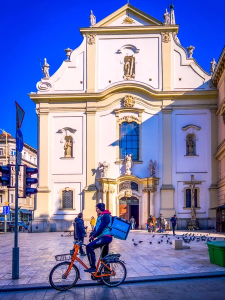 Budapesht Угорщина Лютого 2023 Facade Franciscan Church Budapest Hungare Male — стокове фото