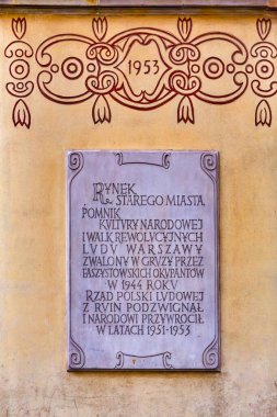Varşova, Polonya, 9 Ağustos 2022. Varşova, Eski Şehir Meydanı, 1951-53 yıllarında Eski Şehir Meydanı 'nın yeniden inşası anısına bir mermer plaket..