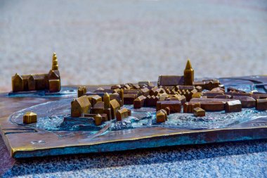 Olsztyn, Polonya. Olsztyn 'deki eski kasabanın maketi Eski Şehir' in pirinç döküm modelinin hemen yanında. Şehrin 660. kuruluş yıldönümü münasebetiyle 2013 yılında kurulmuştur..