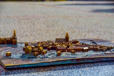 Olsztyn, Polonya, 10 Ağustos 2022 'de Olsztyn' deki eski şehrin eski modeli - Eski Şehir 'in pirinç döküm modeli. Şehrin 660. kuruluş yıldönümü münasebetiyle 2013 yılında kurulmuştur..