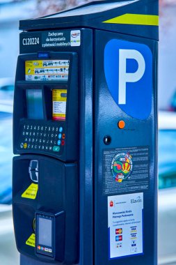 Varşova, Polonya, 9 Ağustos 2022: Varşova caddesinde park sayacı, parkmetre