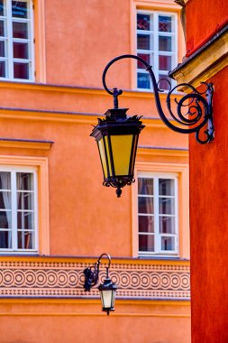 Eski Varşova, Polonya 'da gökyüzüne karşı antika fenerler.