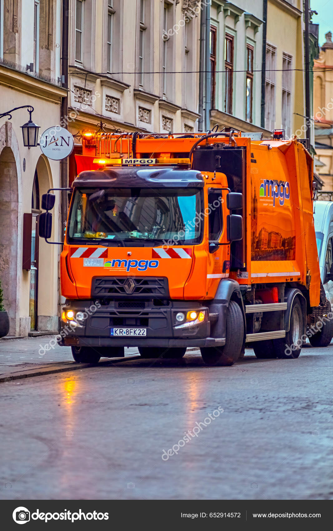 Krakau Polen August 2022 Müllabfuhr Morgengrauen Orangefarbener Auto  Müllwagen Mit — Redaktionelles Stockfoto © Kiyechka #652914572