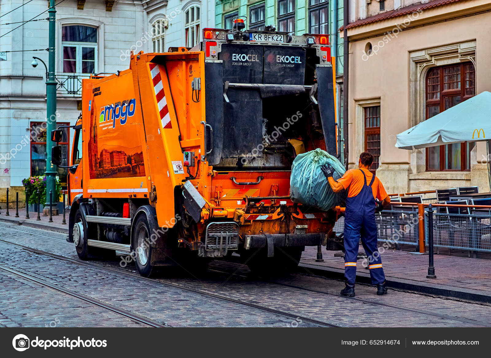 Krakau Polen August 2022 Müllabfuhr Morgengrauen Orangefarbener Auto  Müllwagen Mit — Redaktionelles Stockfoto © Kiyechka #652914674