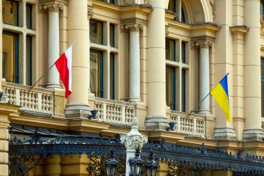 Juliusz Slowacki Tiyatrosu cephesinde Ukrayna ve Polonya bayrakları. Polonya 'nın başkenti Krak w' da 19. yüzyıldan kalma bir eklektik tiyatro-opera evi ve UNESCO Dünya Mirası Sitesi..