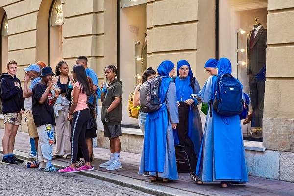 Krakow Poland August 2022 Group Teenagers Group Nuns Servants Lord — Stock Photo, Image