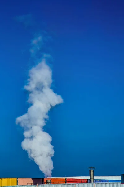 산업용 연기가 하늘을 배경으로 굴뚝에서 나오는 — 스톡 사진