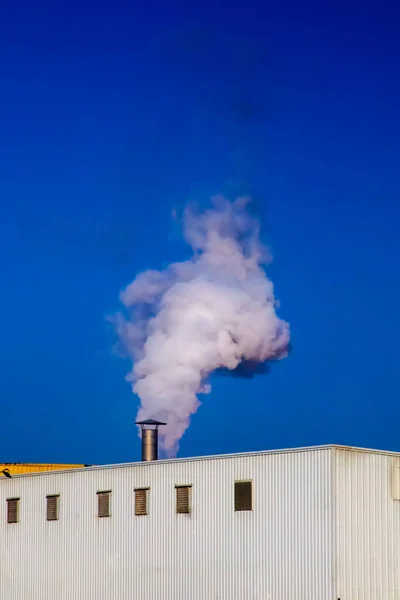 Fumaça Industrial Contra Céu Azul Fumaça Grossa Uma Chaminé Industrial — Fotografia de Stock