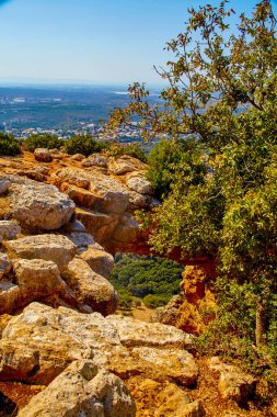 GALİLEE, ISRAEL - 22 Ekim 2021 Keshet Mağarası. Kemerli mağara, Mearat a-Keshet, Gökkuşağı Mağarası, İsrail 'in kuzeyinde Lübnan sınırına yakın bir yerde. Sığ mağaradan sola kireçtaşı kavisi