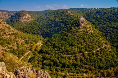 Montfort, İsrail 'in kuzeyindeki Yukarı Celile bölgesinde, Hayfa şehrinin 35 km kuzeydoğusunda ve Lübnan sınırının 16 km güneyinde harabe bir Haçlı kalesidir.