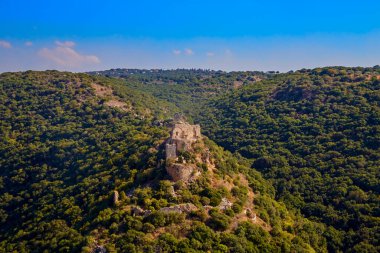 Montfort, İsrail 'in kuzeyindeki Yukarı Celile bölgesinde, Hayfa şehrinin 35 km kuzeydoğusunda ve Lübnan sınırının 16 km güneyinde harabe bir Haçlı kalesidir.