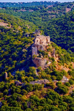 Montfort, İsrail 'in kuzeyindeki Yukarı Celile bölgesinde, Hayfa şehrinin 35 km kuzeydoğusunda ve Lübnan sınırının 16 km güneyinde harabe bir Haçlı kalesidir.