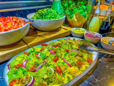 Avokado salatası, soğan, domates ve baharatlı maydanoz. Salata ve baharatlarla çevrili büyük bir tabakta. Festival etkinliği, parti ya da düğün resepsiyonu