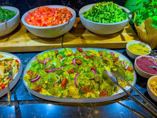 Salată Avocado Ceapă Roșii Pătrunjel Condimentată Ierburi Pansament Ușor Platou — Fotografie, imagine de stoc
